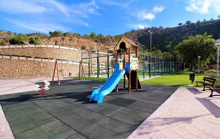 2 bedroom Apartment for sale in Benidorm with pool - € 329,000 (Ref: 9605071)