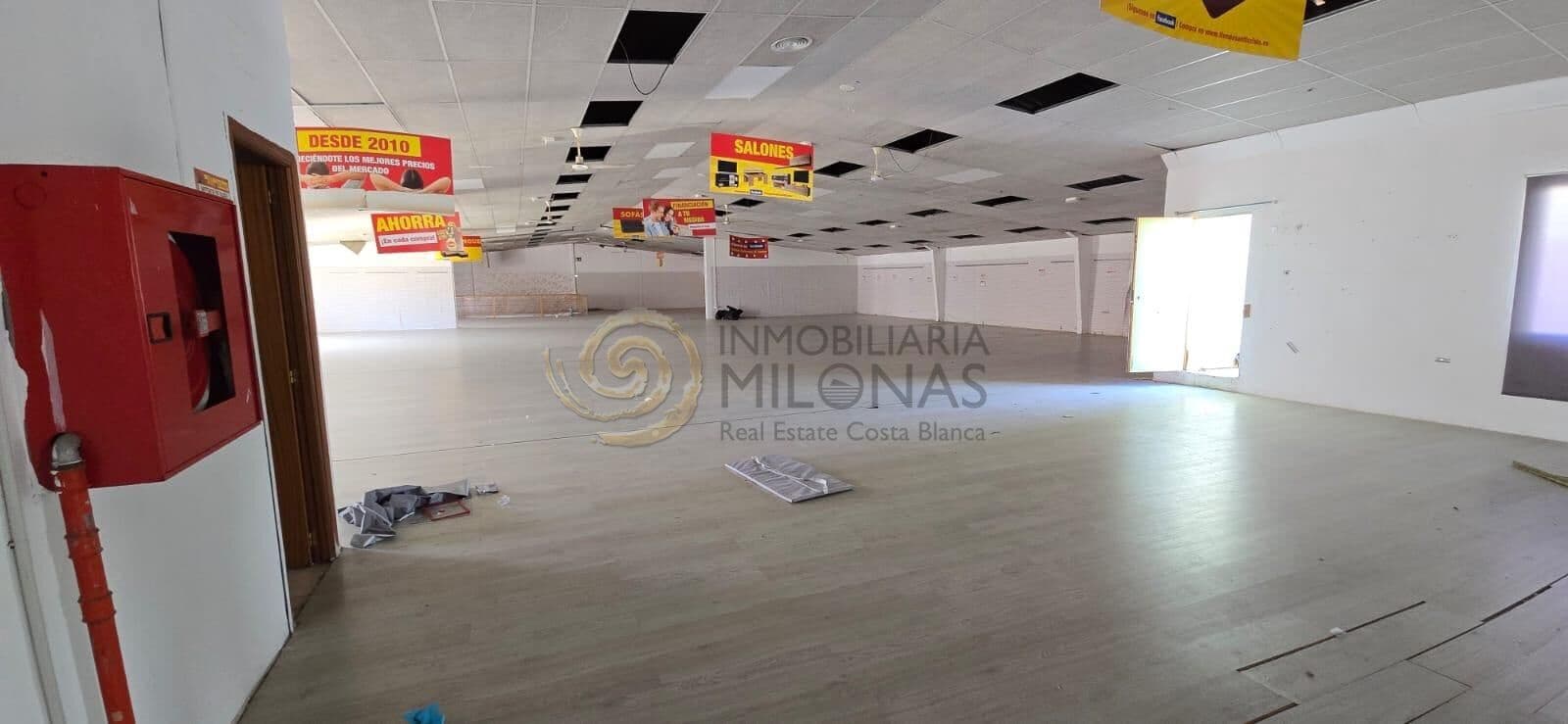 Commercieel te huur in Cala de Finestrat - € 14.000 (Ref: 9637706)