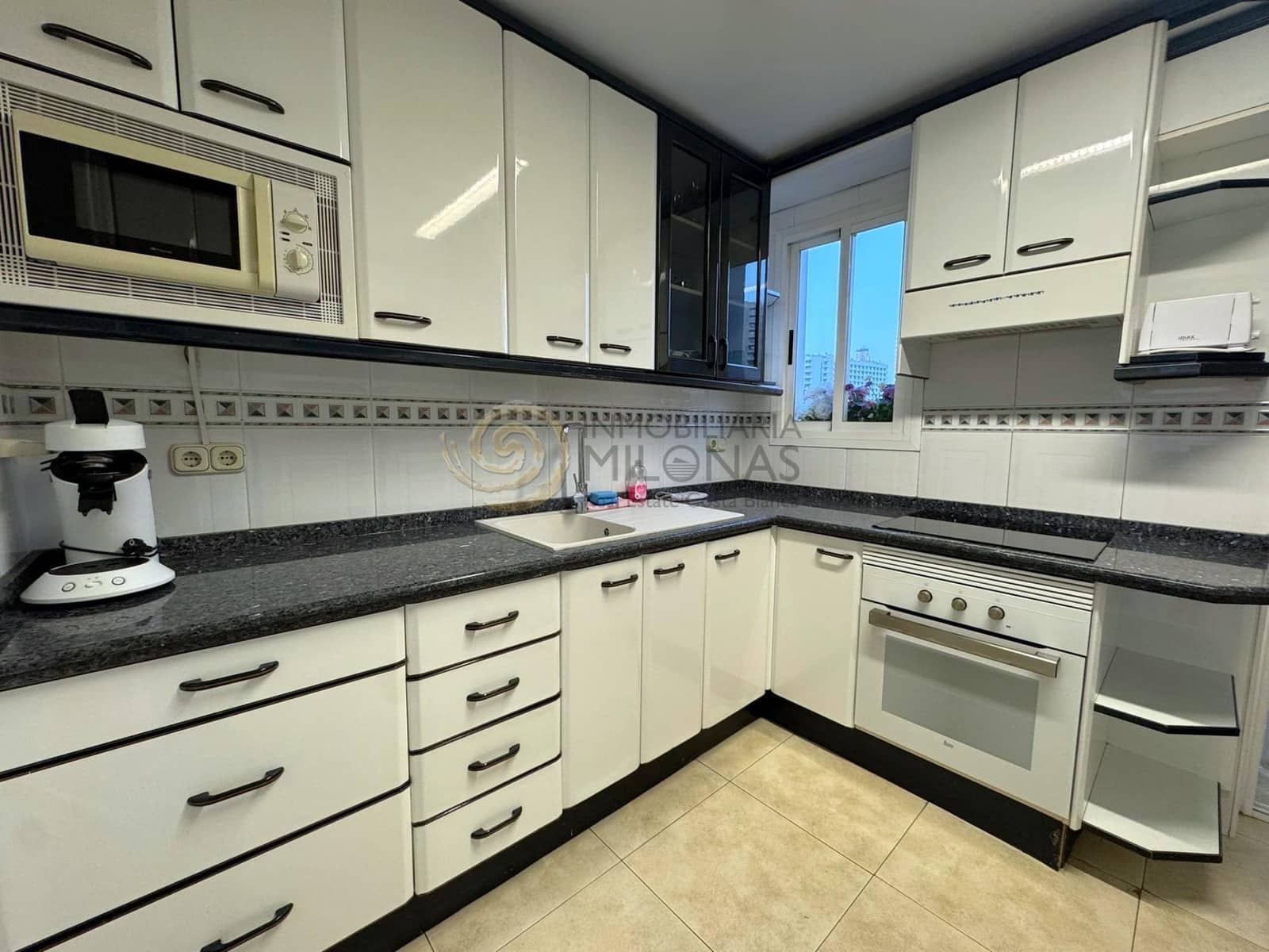 2 soveværelse Lejlighed til salg i Benidorm med swimmingpool garage - € 479.000 (Ref: 9794753)