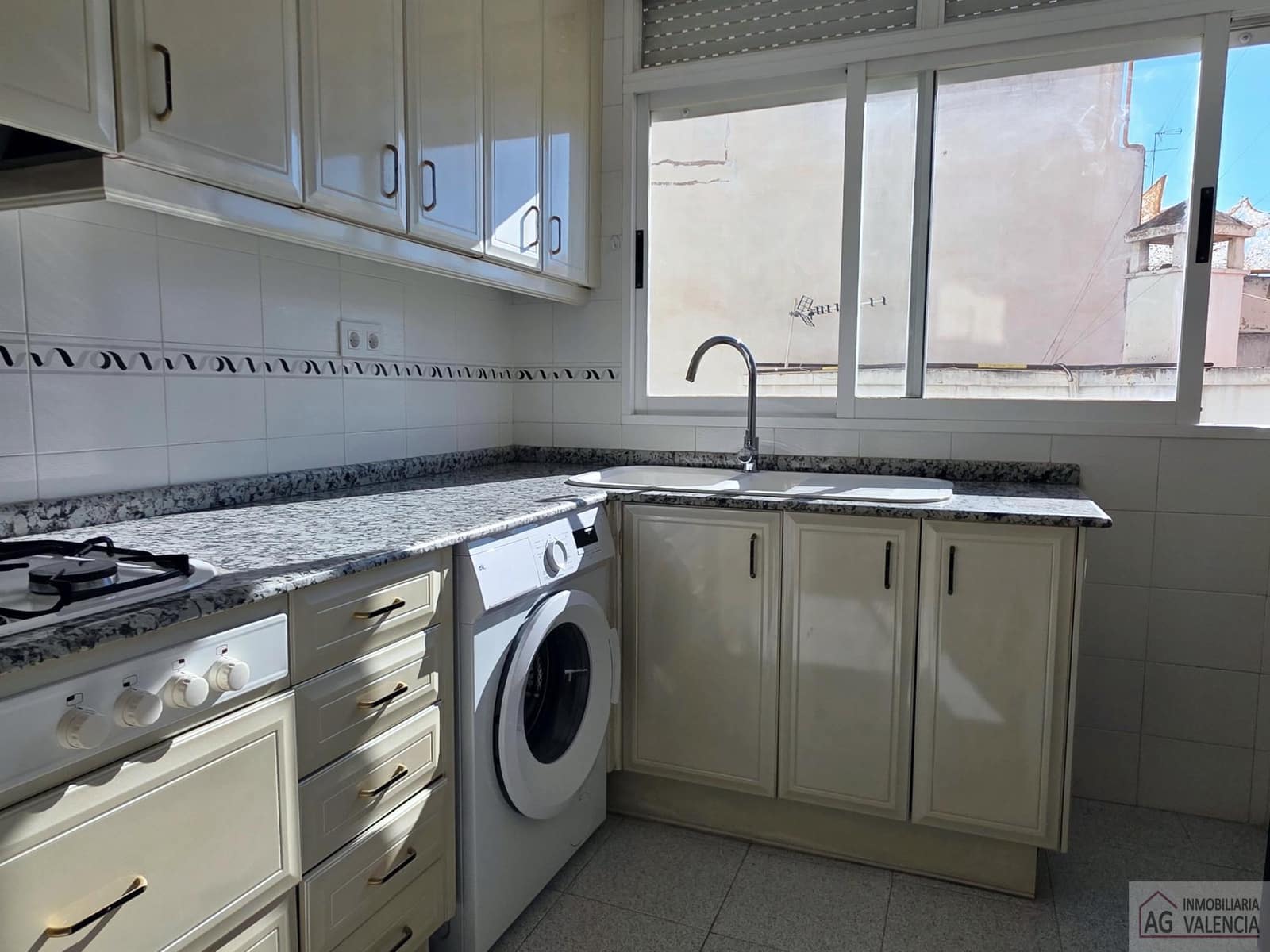 3 bedroom Flat for rent in Valencia city - € 1,350 (Ref: 9425418)
