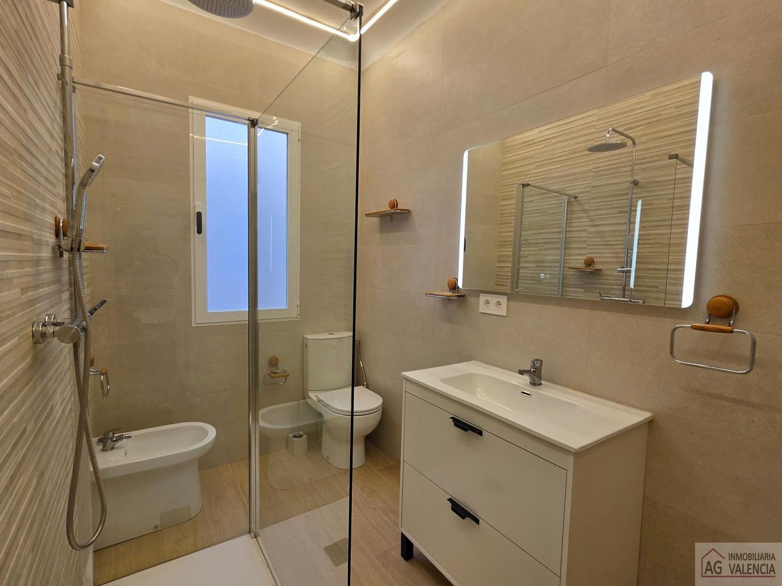 3 bedroom Flat for rent in Valencia city - € 1,350 (Ref: 9425418)