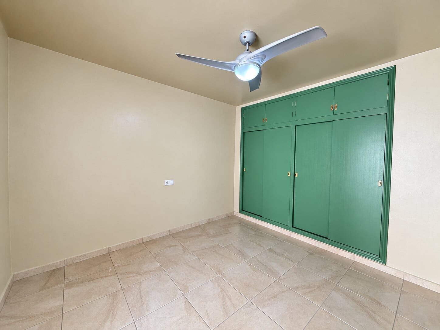 6 bedroom Townhouse for sale in Llosa de Camacho with garage - € 425,000 (Ref: 10099735)