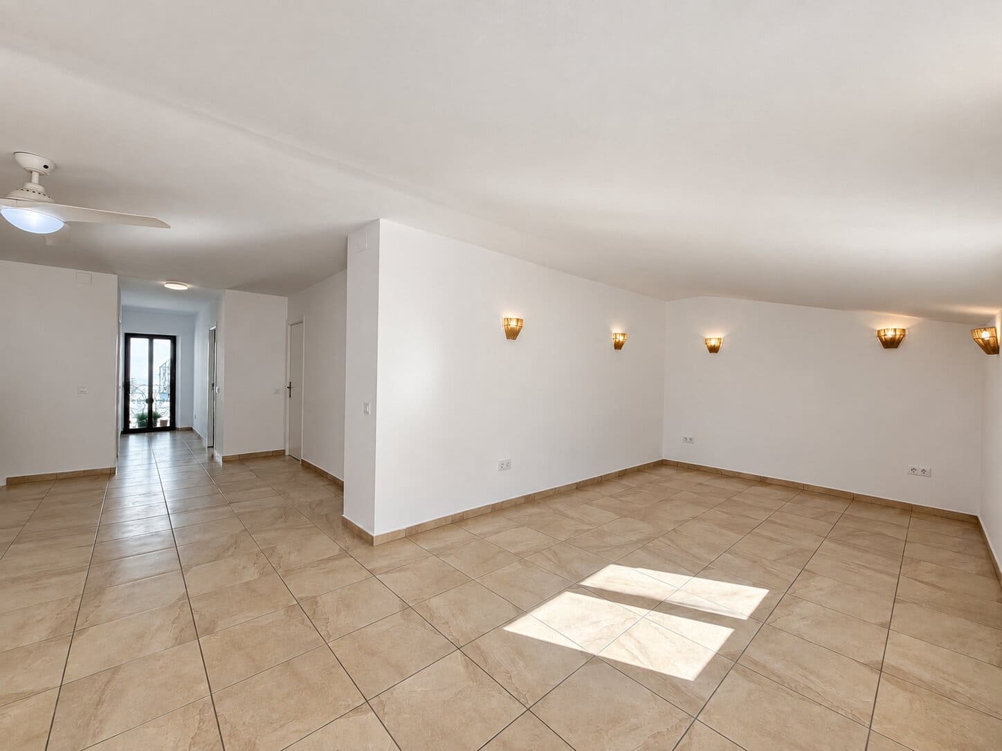 6 bedroom Townhouse for sale in Llosa de Camacho with garage - € 425,000 (Ref: 10099735)