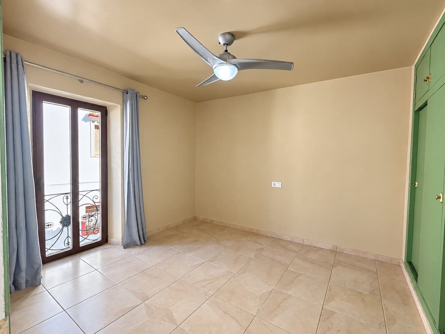6 bedroom Townhouse for sale in Llosa de Camacho with garage - € 425,000 (Ref: 10099735)