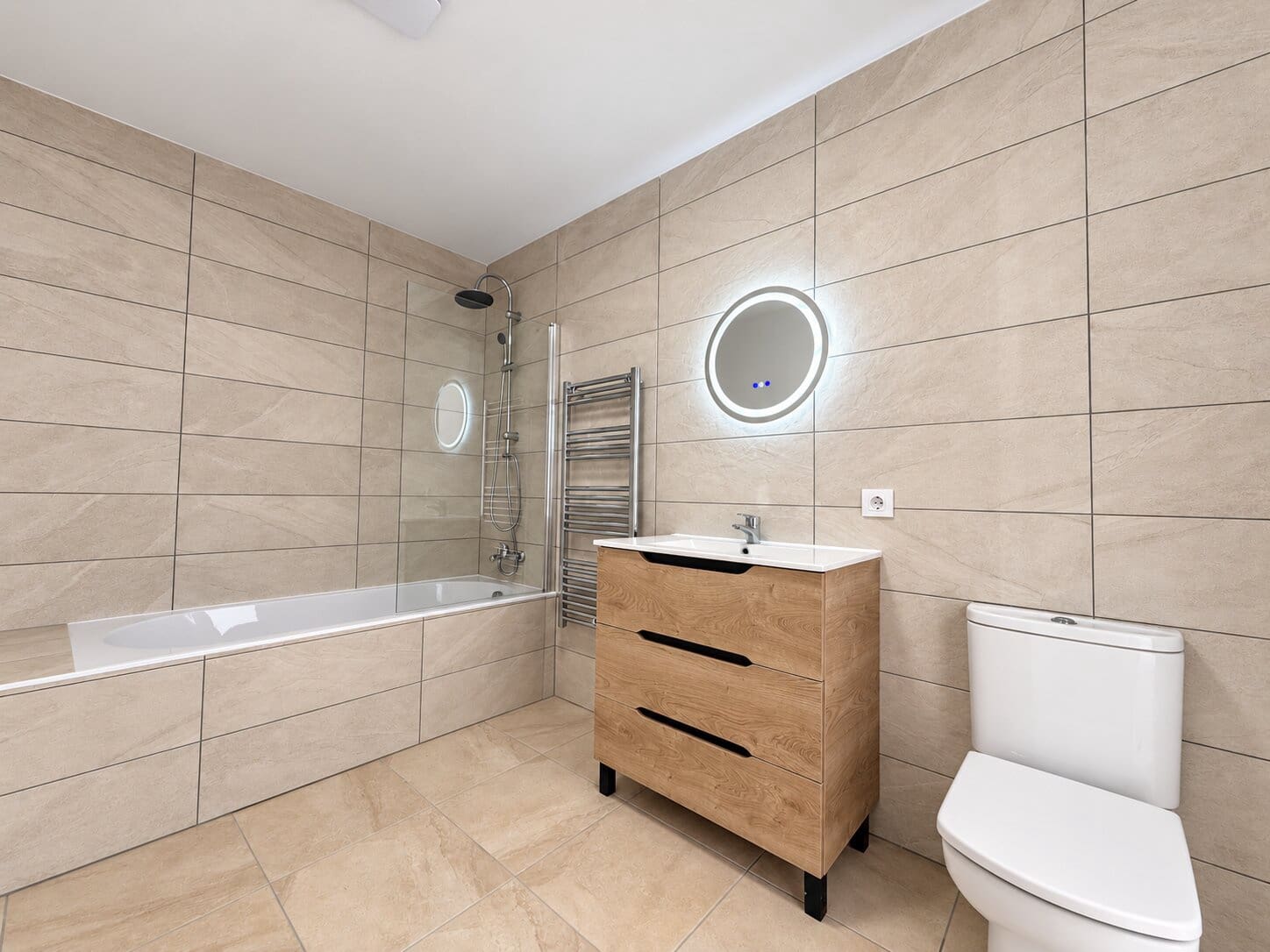 6 bedroom Townhouse for sale in Llosa de Camacho with garage - € 425,000 (Ref: 10099735)