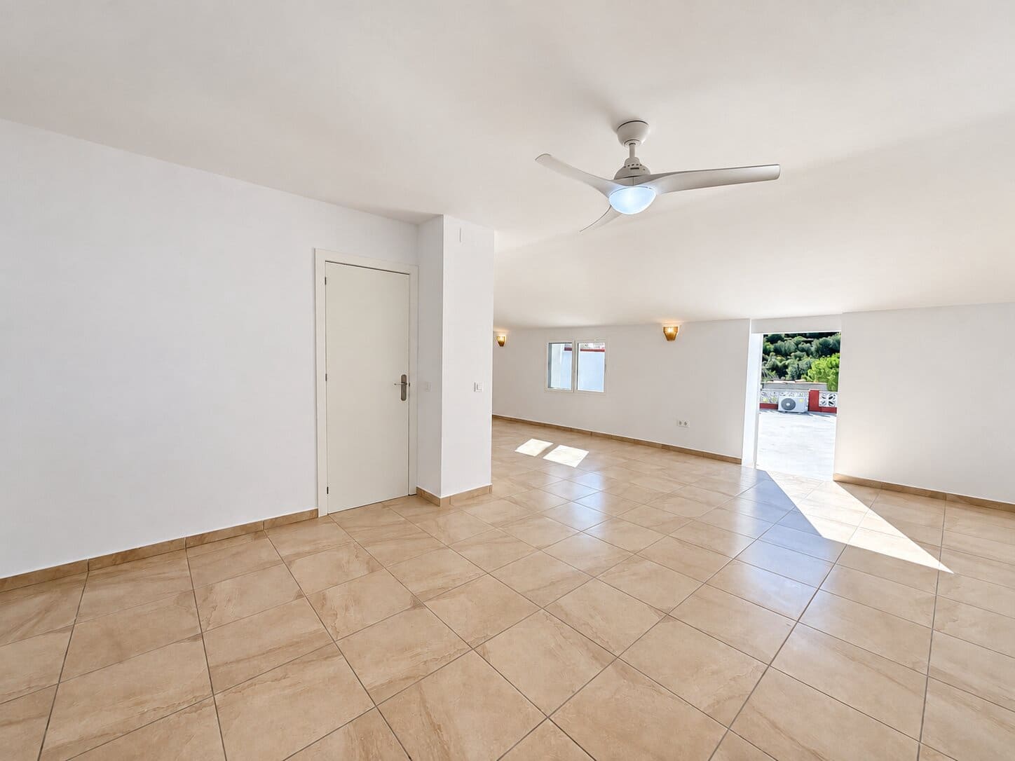 6 bedroom Townhouse for sale in Llosa de Camacho with garage - € 425,000 (Ref: 10099735)