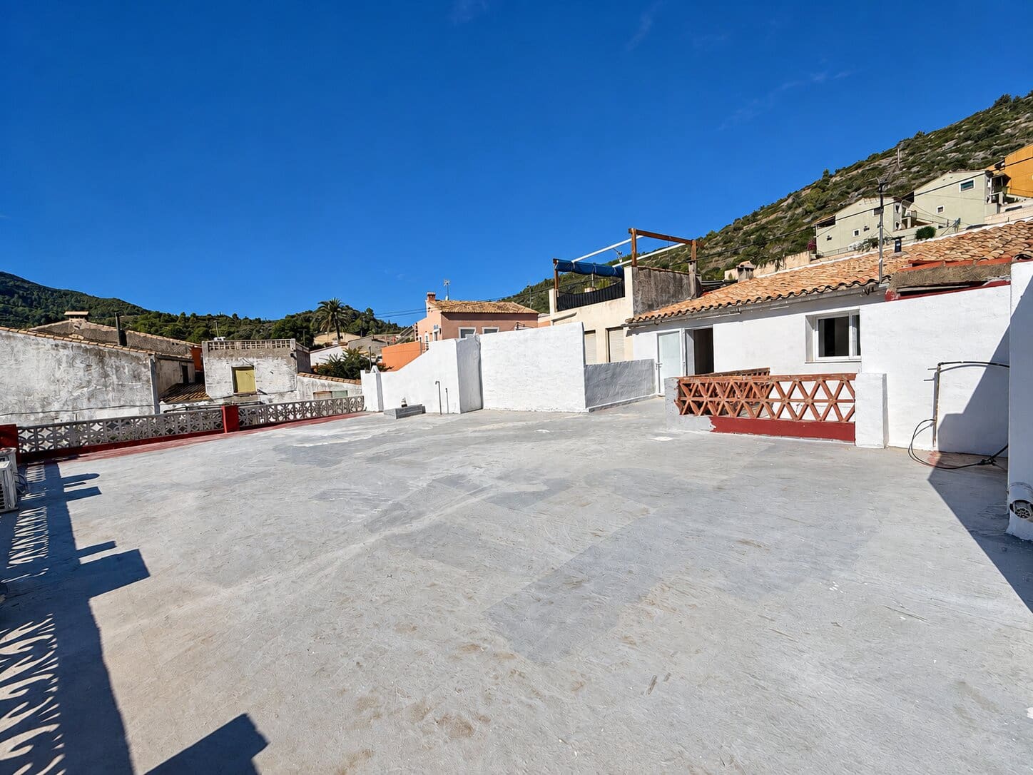 6 bedroom Townhouse for sale in Llosa de Camacho with garage - € 425,000 (Ref: 10099735)