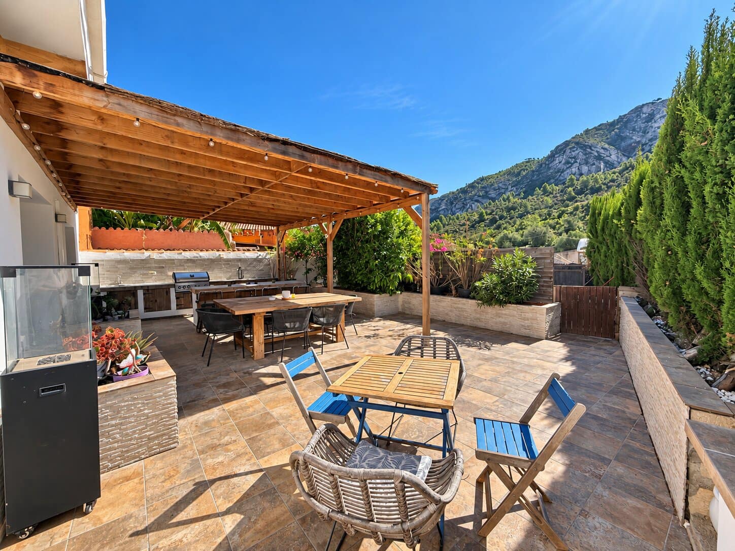 6 bedroom Townhouse for sale in Llosa de Camacho with garage - € 425,000 (Ref: 10099735)