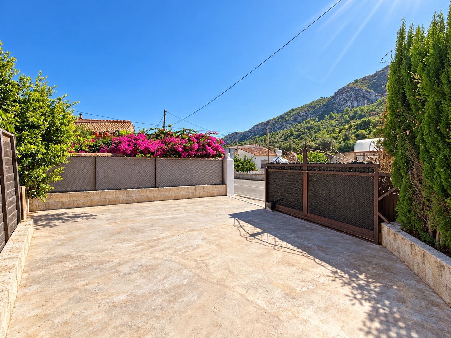 6 bedroom Townhouse for sale in Llosa de Camacho with garage - € 425,000 (Ref: 10099735)