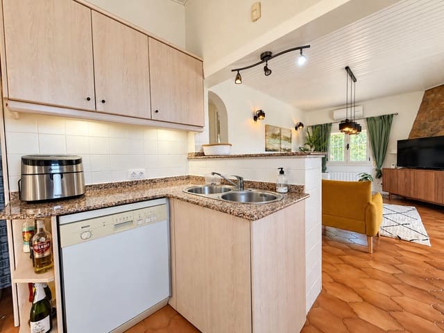 2 soveværelse Villa til salg i Orba med swimmingpool garage - € 425.000 (Ref: 10115443)