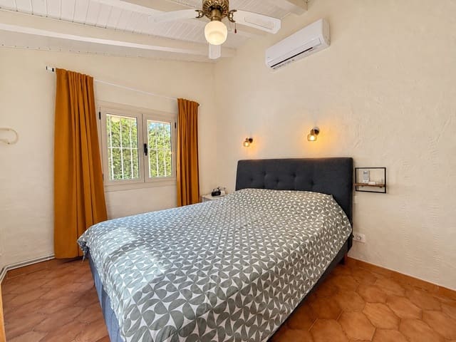 2 soveværelse Villa til salg i Orba med swimmingpool garage - € 425.000 (Ref: 10115443)