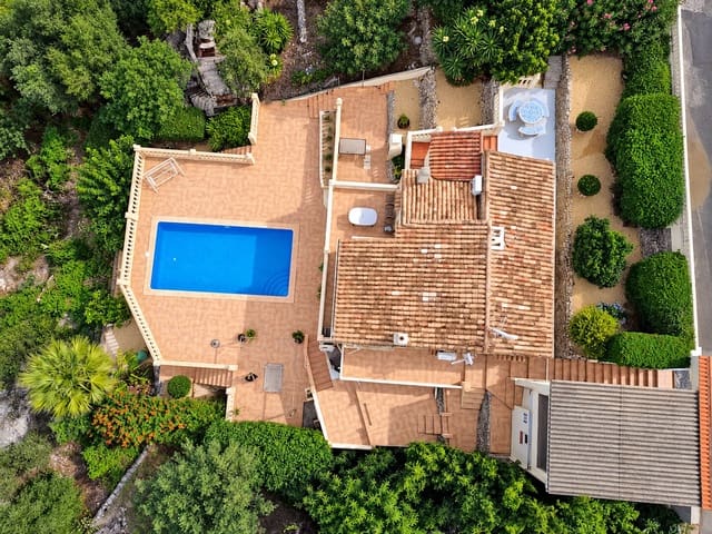 2 soveværelse Villa til salg i Orba med swimmingpool garage - € 425.000 (Ref: 10115443)