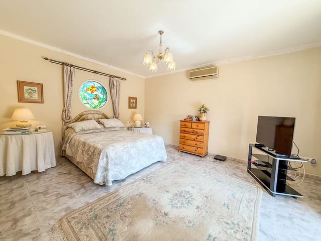 3 Zimmer Villa zu verkaufen in Orba mit Pool - 650.000 € (Ref: 9305046)