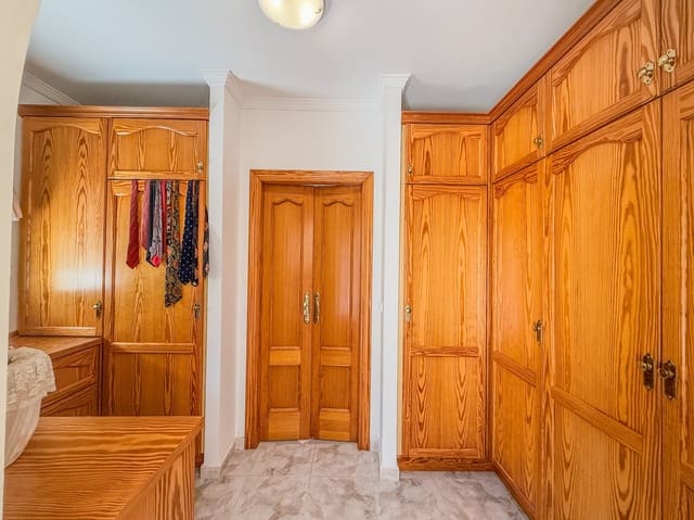 3 Zimmer Villa zu verkaufen in Orba mit Pool - 650.000 € (Ref: 9305046)