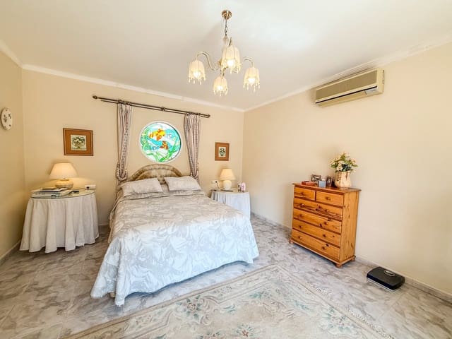 3 Zimmer Villa zu verkaufen in Orba mit Pool - 650.000 € (Ref: 9305046)