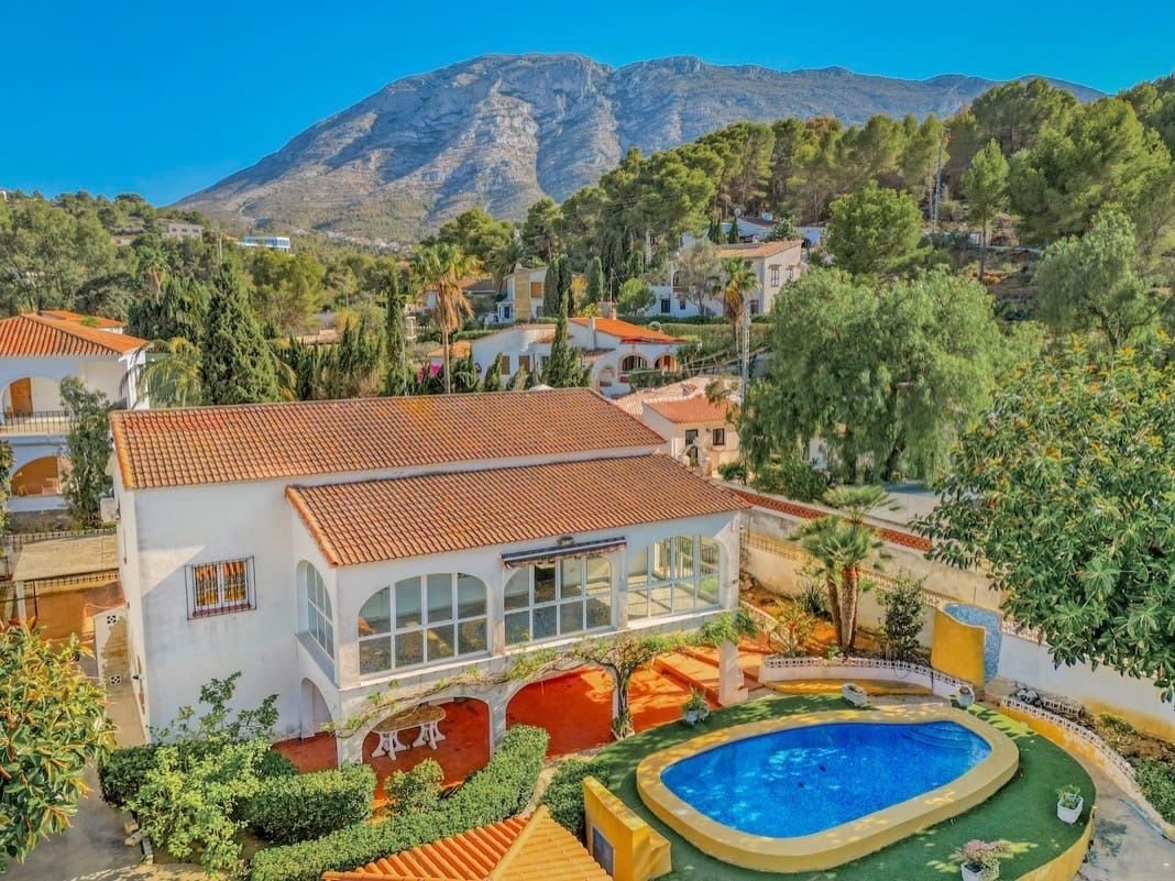 4 bedroom Villa for sale in Denia with pool - € 645,000 (Ref: 9305054)