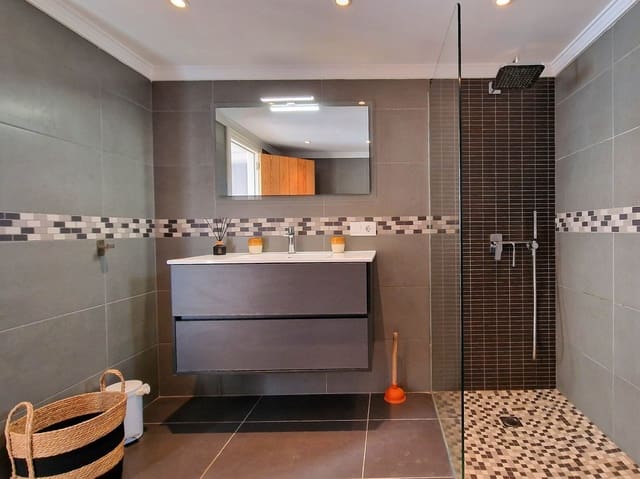 5 bedroom Villa for sale in Orba with pool - € 645,000 (Ref: 9305071)