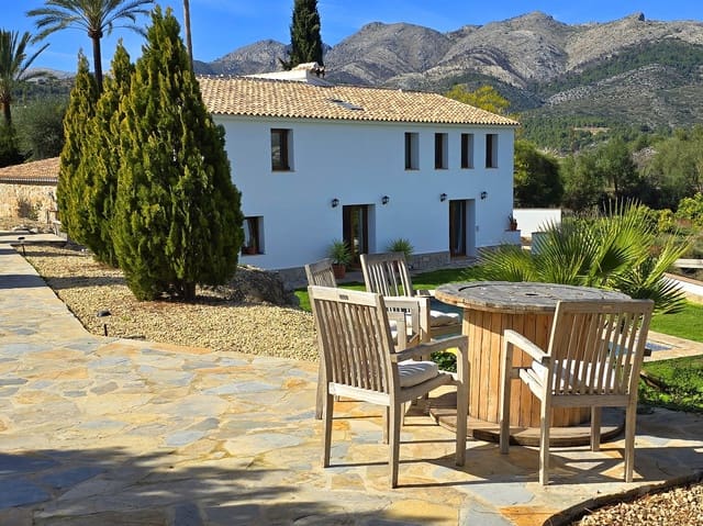 5 bedroom Villa for sale in Orba with pool - € 645,000 (Ref: 9305071)