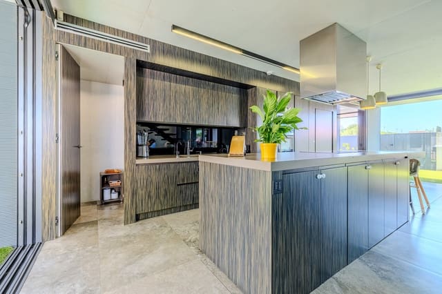 Chalet de 3 habitaciones en Oliva en venta con piscina - 697.000 € (Ref: 9306312)