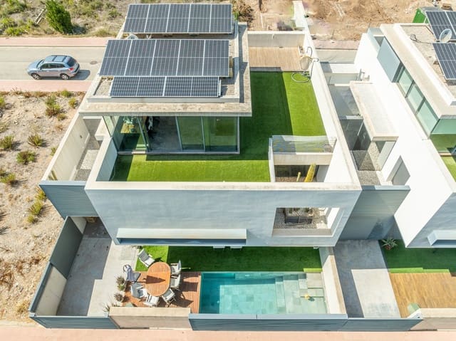 Chalet de 3 habitaciones en Oliva en venta con piscina - 697.000 € (Ref: 9306312)