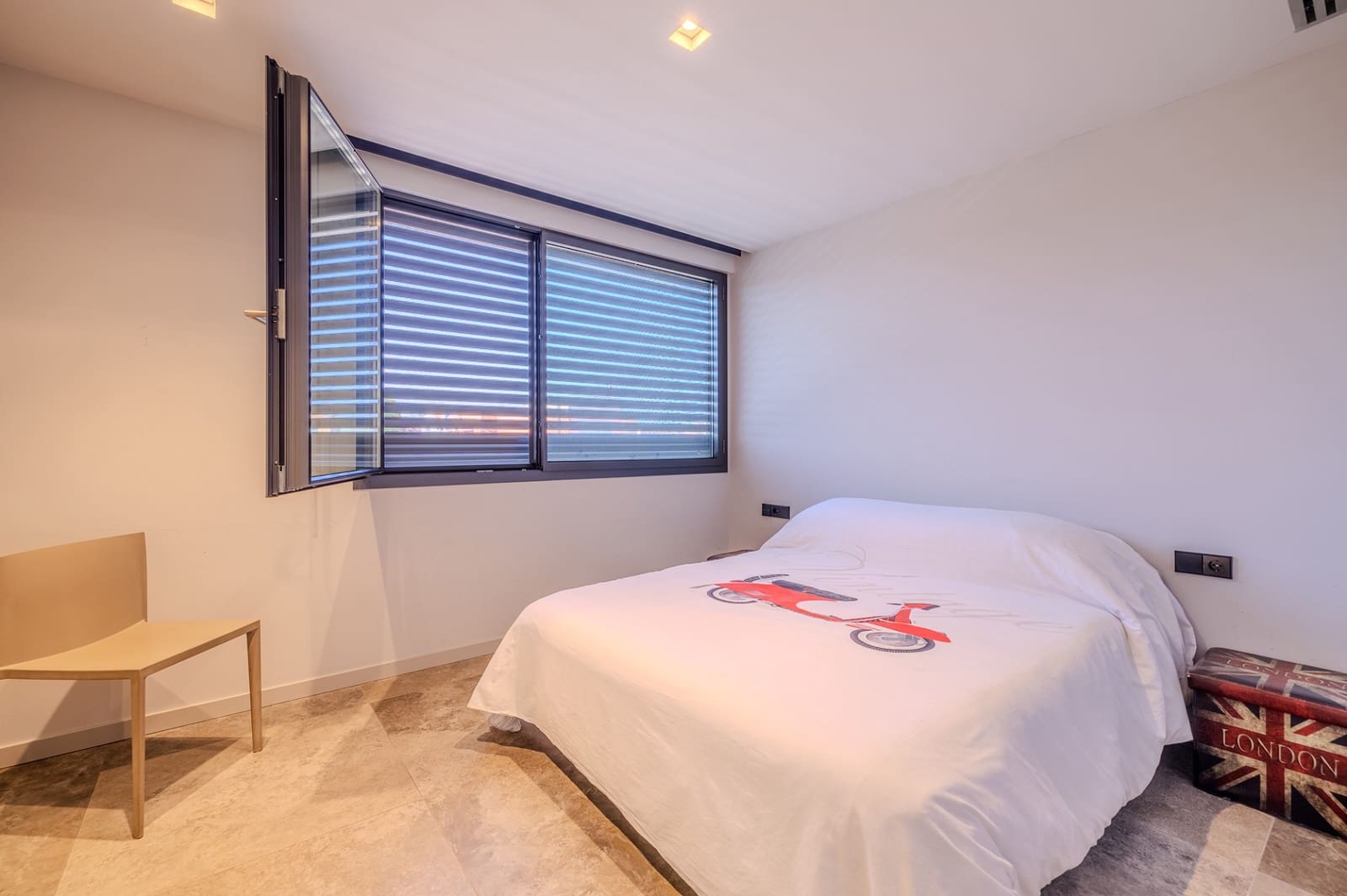 Chalet de 3 habitaciones en Oliva en venta con piscina - 697.000 € (Ref: 9306312)