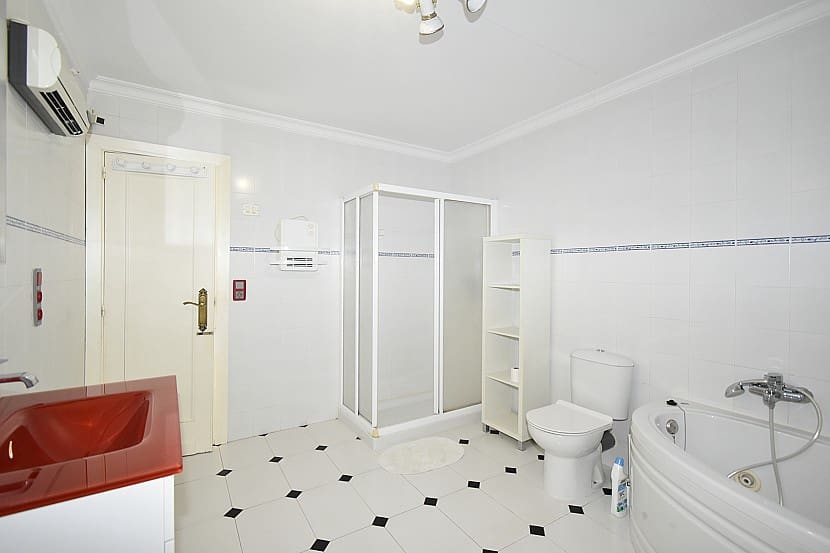 9 slaapkamer Villa te koop in Gandia met zwembad - € 990.000 (Ref: 9306319)