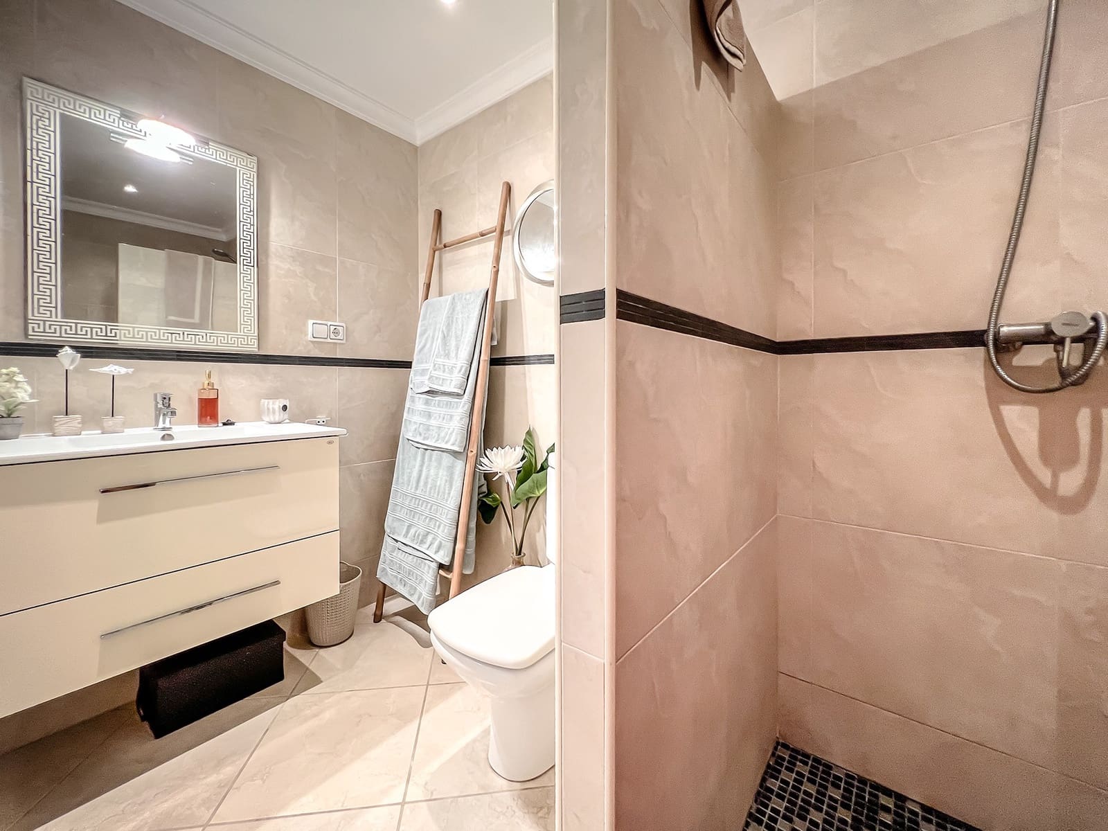 5 sypialnia Willa na sprzedaż w Pego z basenem - 699 000 € (Ref: 9308342)