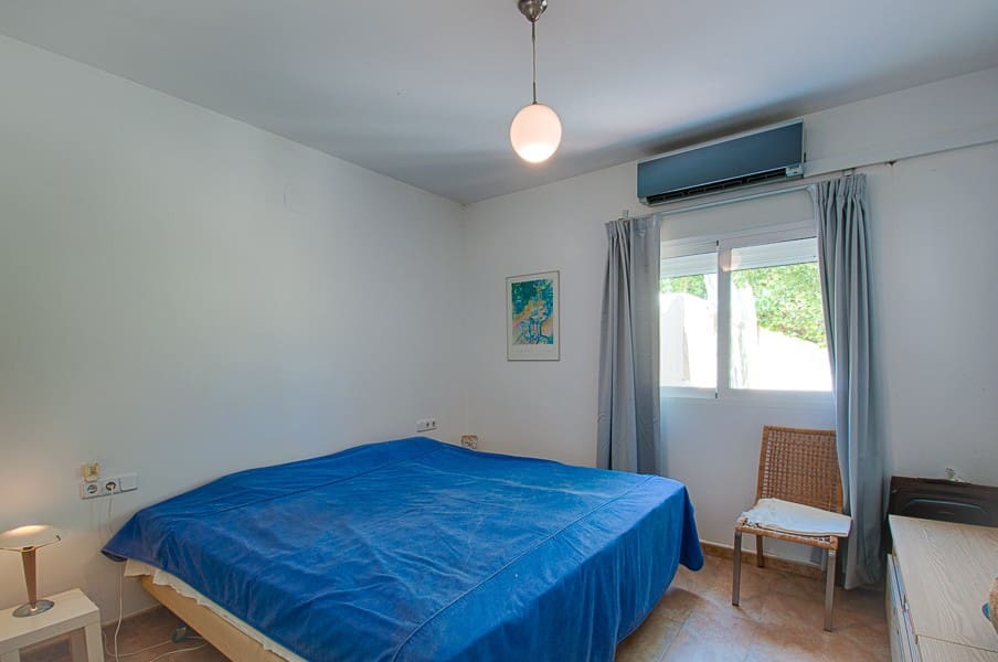 4 bedroom Villa for sale in Moraira with pool - € 850,000 (Ref: 9317353)