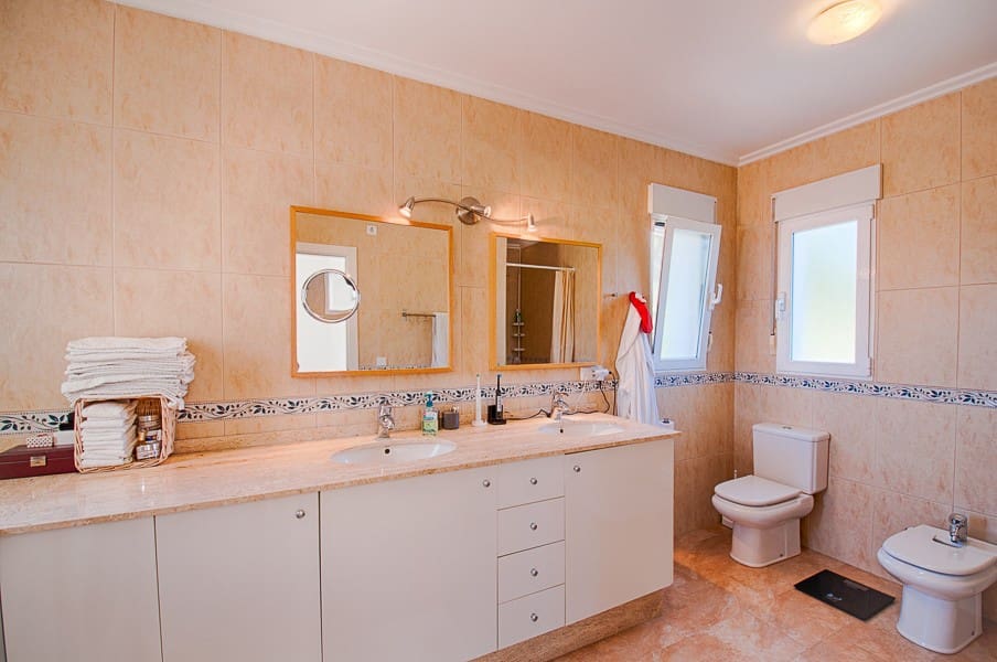 4 bedroom Villa for sale in Moraira with pool - € 850,000 (Ref: 9317353)