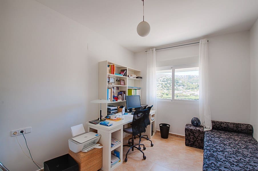 4 bedroom Villa for sale in Moraira with pool - € 850,000 (Ref: 9317353)