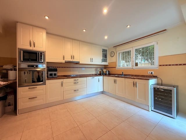 4 soverom Villa til salgs i Orba med svømmebasseng - € 415 000 (Ref: 9413756)