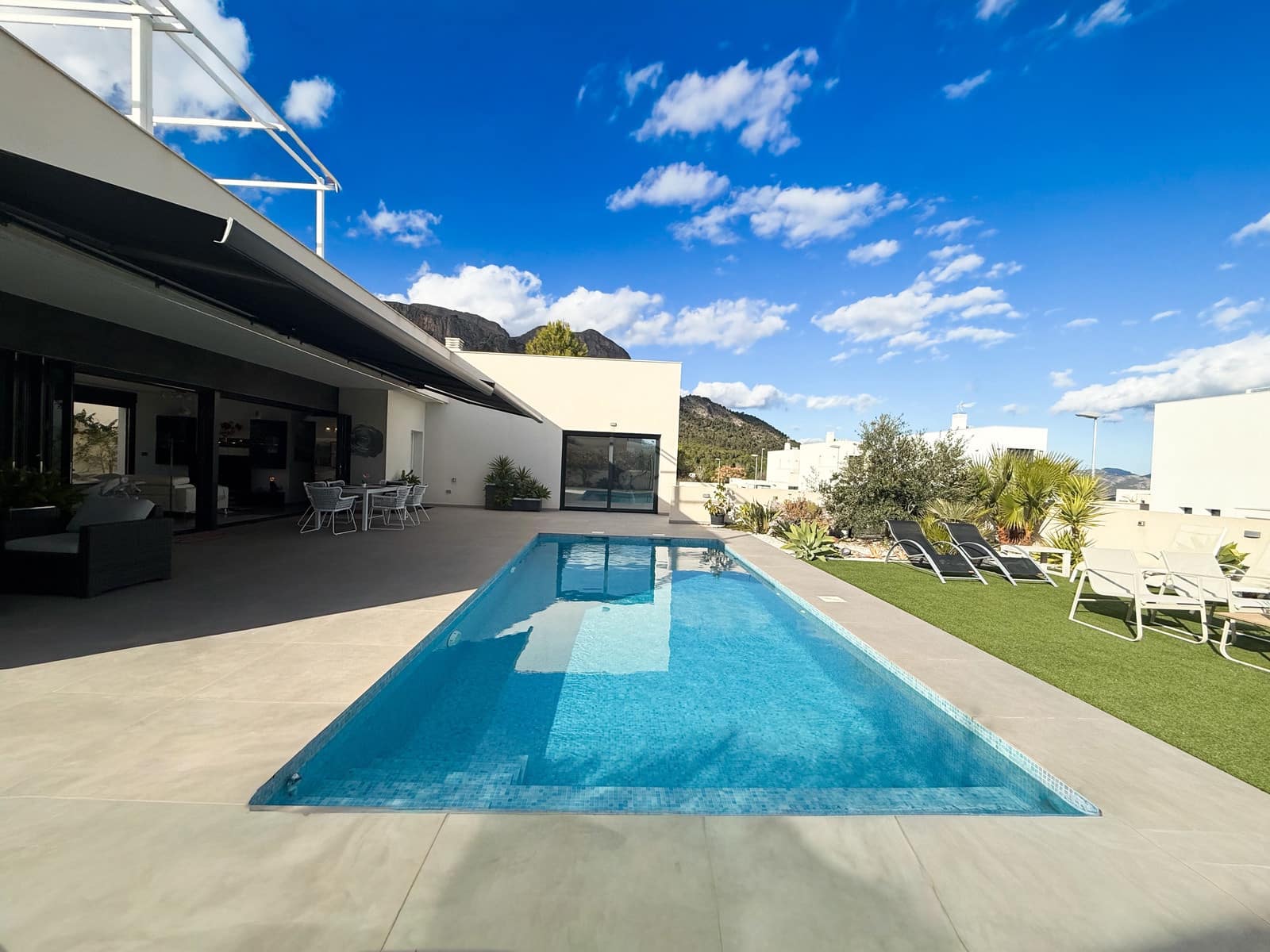 5 bedroom Villa for sale in Polop with pool - € 720,000 (Ref: 9491278)