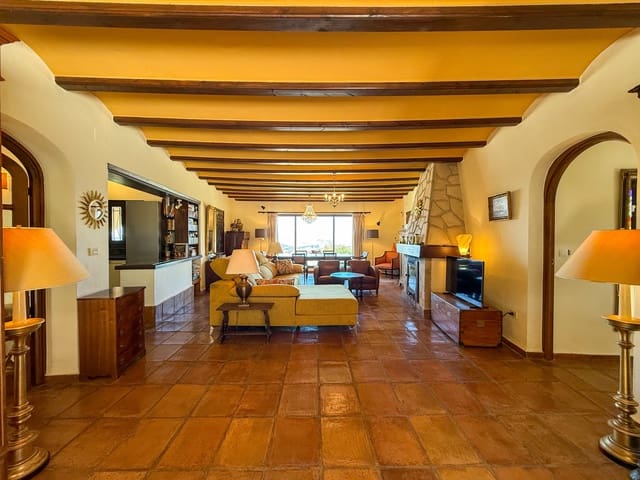 3 bedroom Villa for sale in Benidoleig with pool - € 470,000 (Ref: 9731740)