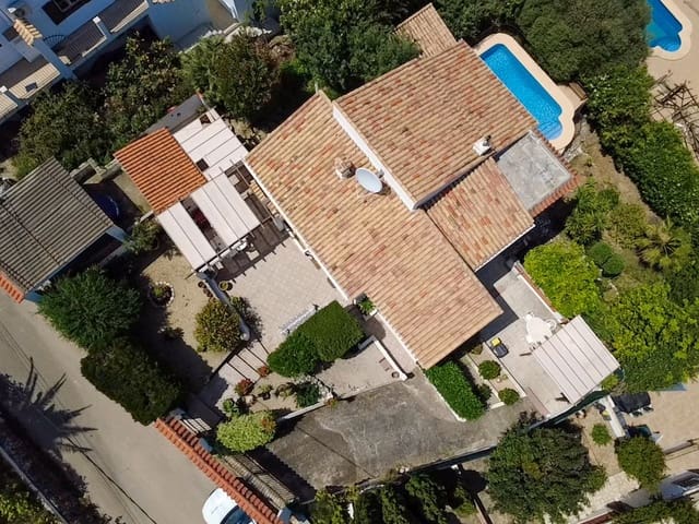 4 soveværelse Villa til salg i Orba med swimmingpool - € 420.000 (Ref: 9817779)