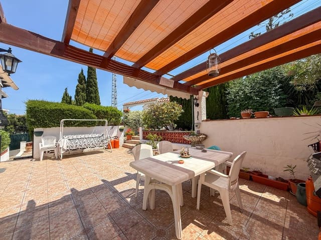 4 soveværelse Villa til salg i Orba med swimmingpool - € 420.000 (Ref: 9817779)
