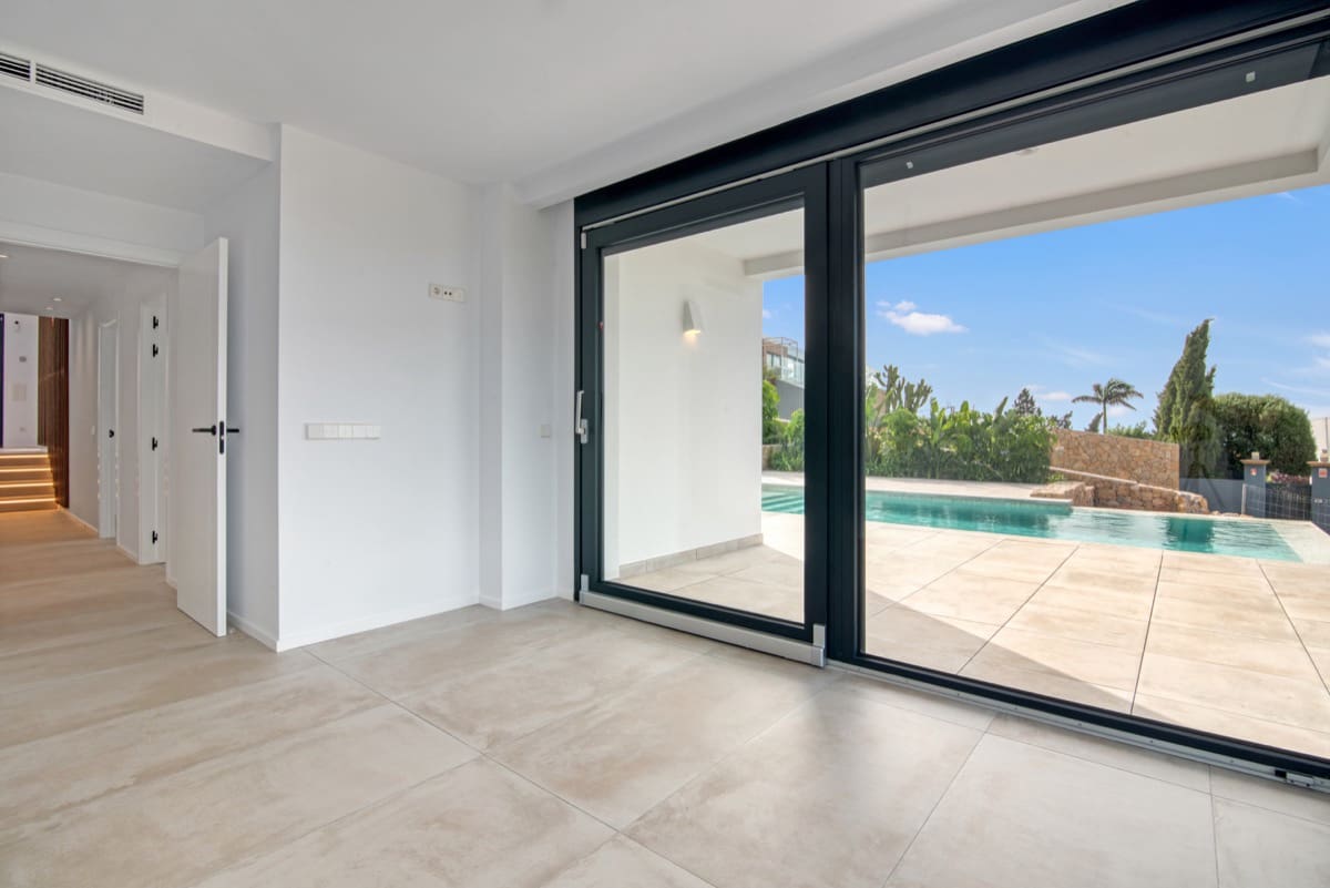 5 bedroom Villa for sale in Denia with pool - € 1,595,000 (Ref: 9896276)