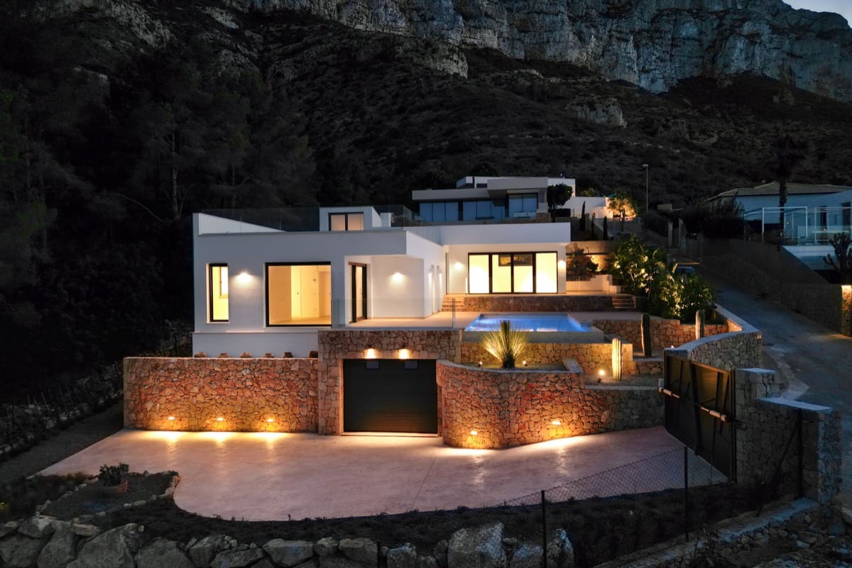5 bedroom Villa for sale in Denia with pool - € 1,595,000 (Ref: 9896276)