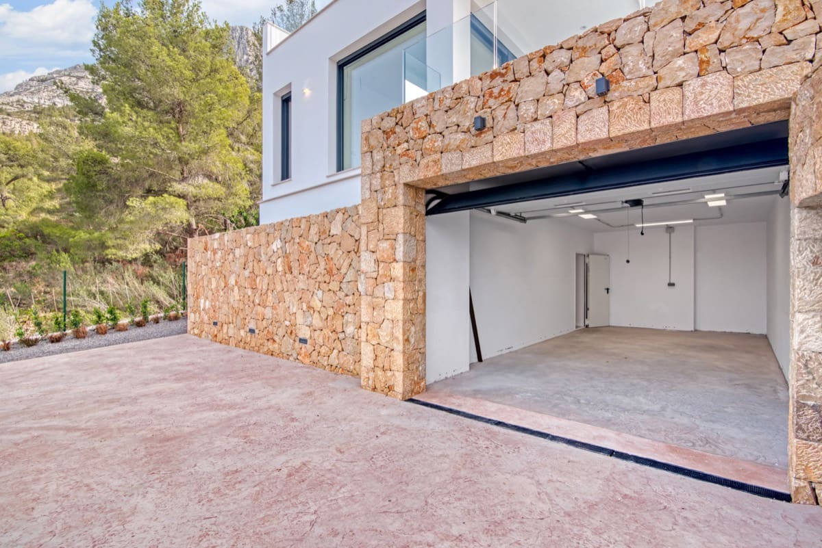 5 bedroom Villa for sale in Denia with pool - € 1,595,000 (Ref: 9896276)
