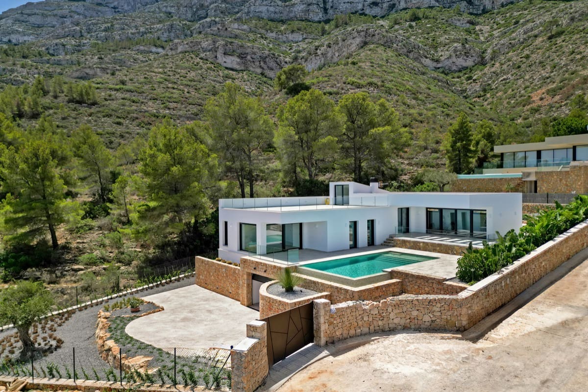 5 bedroom Villa for sale in Denia with pool - € 1,595,000 (Ref: 9896276)