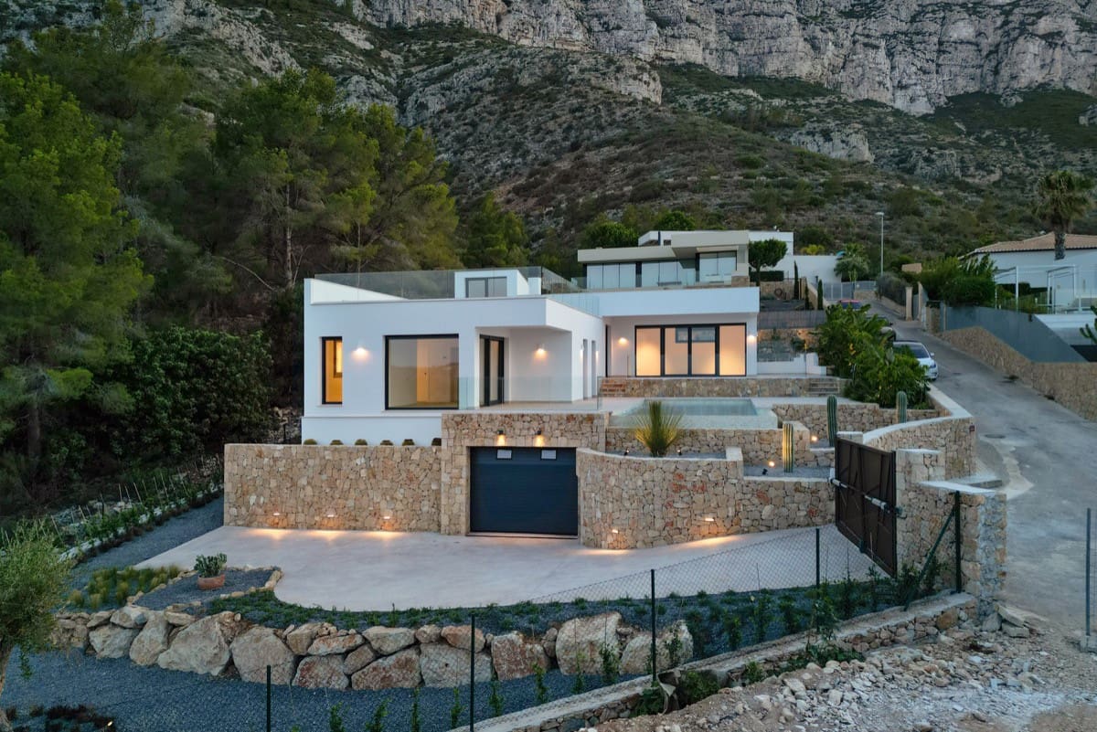 5 bedroom Villa for sale in Denia with pool - € 1,595,000 (Ref: 9896276)