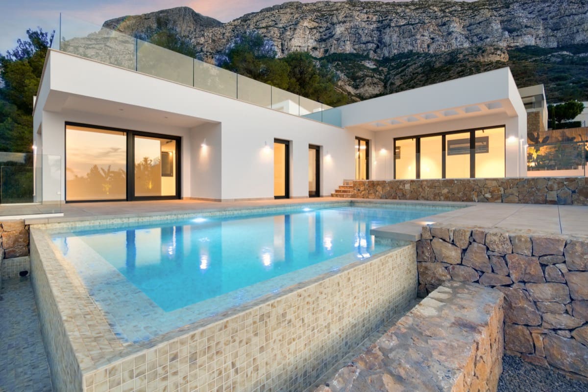 5 bedroom Villa for sale in Denia with pool - € 1,595,000 (Ref: 9896276)