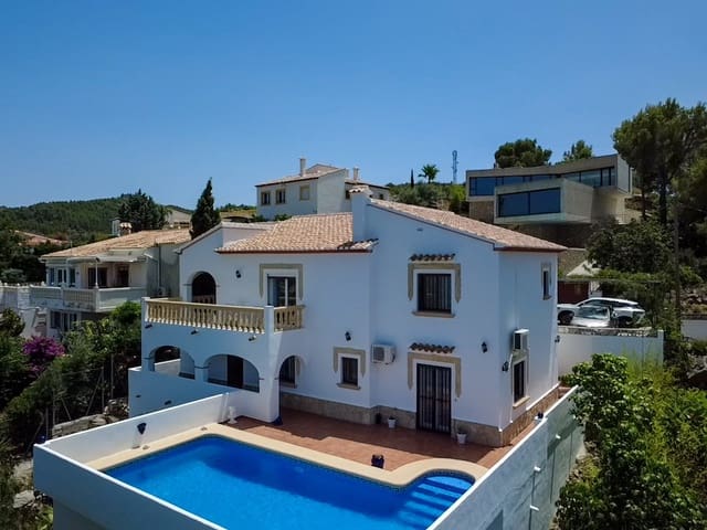 3 soveværelse Villa til salg i Orba med swimmingpool garage - € 495.000 (Ref: 9926887)
