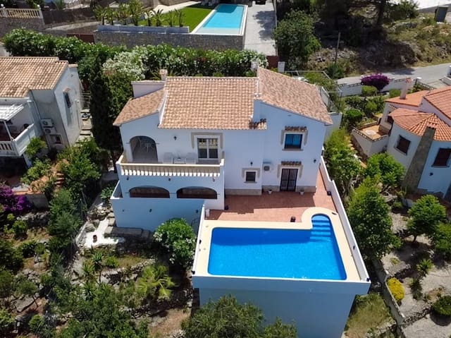 3 soveværelse Villa til salg i Orba med swimmingpool garage - € 495.000 (Ref: 9926887)