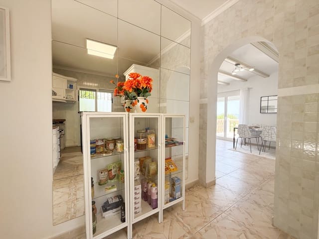 3 soveværelse Villa til salg i Orba med swimmingpool garage - € 495.000 (Ref: 9926887)