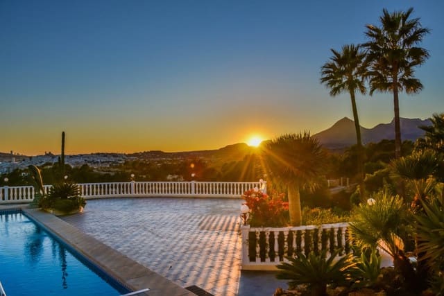 7 bedroom Villa for sale in Altea with pool - € 1,850,000 (Ref: 9928875)