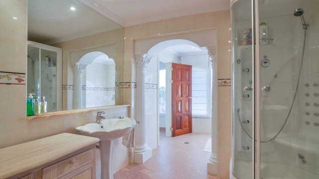 7 bedroom Villa for sale in Altea with pool - € 1,850,000 (Ref: 9928875)