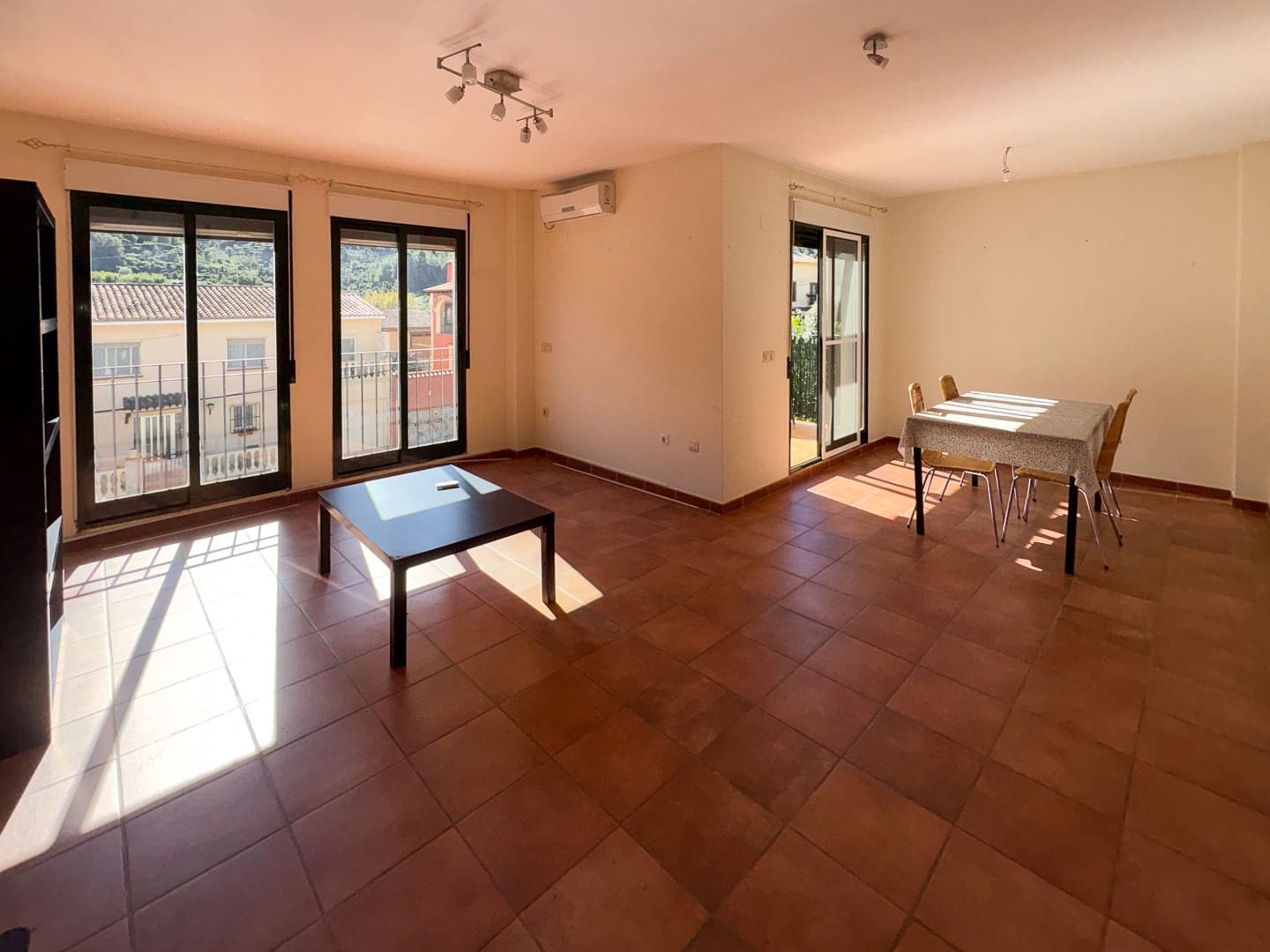3 sypialnia Dom na sprzedaż w Llosa de Camacho z basenem garażem - 215 000 € (Ref: 9935962)