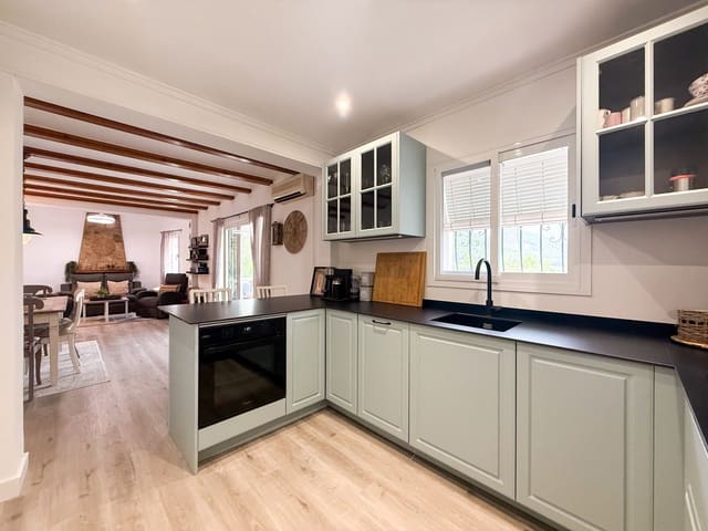 3 soverom Villa til salgs i Orba med svømmebasseng garasje - € 440 000 (Ref: 9980213)