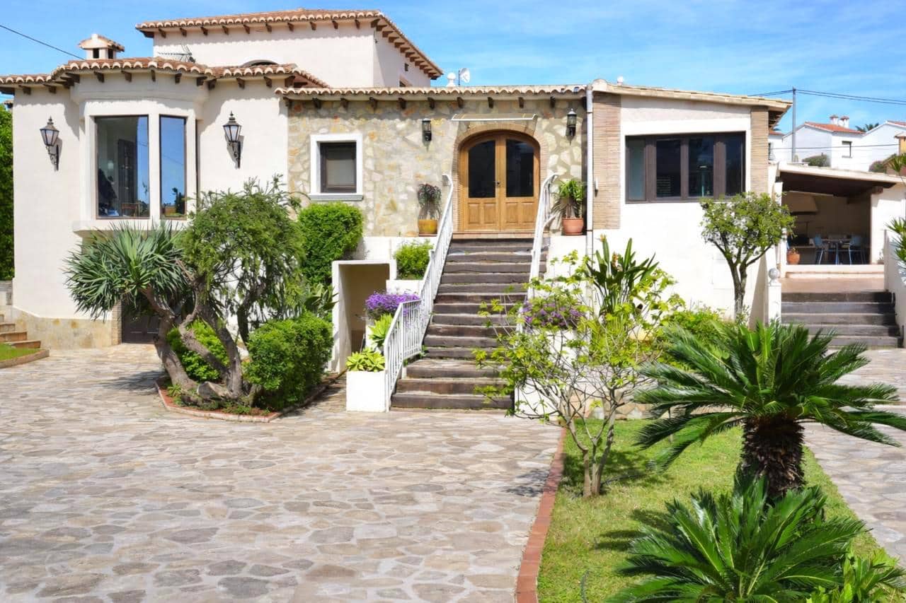 4 bedroom Villa for sale in Denia with garage - € 1,090,000 (Ref: 9982671)