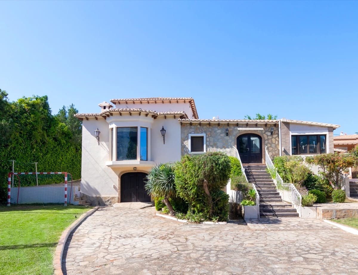 4 bedroom Villa for sale in Denia with garage - € 1,090,000 (Ref: 9982671)